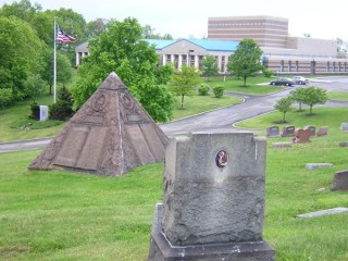 Gründer der Zeugen war Freimaurer 